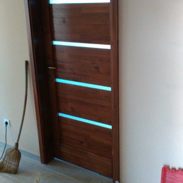 Elkészült beltéri ajtó.